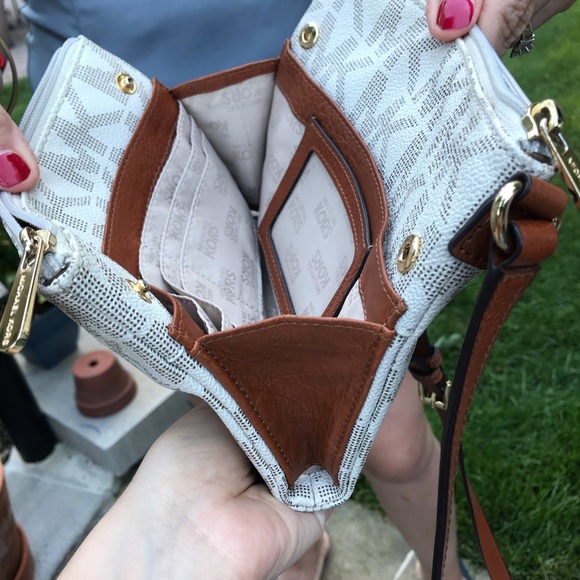Used Michael Kors crossbody - Picture 6 of 7
